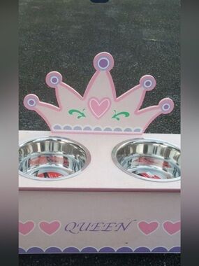Princess 'Queen' Wooden Double Pet Feeder in Pink